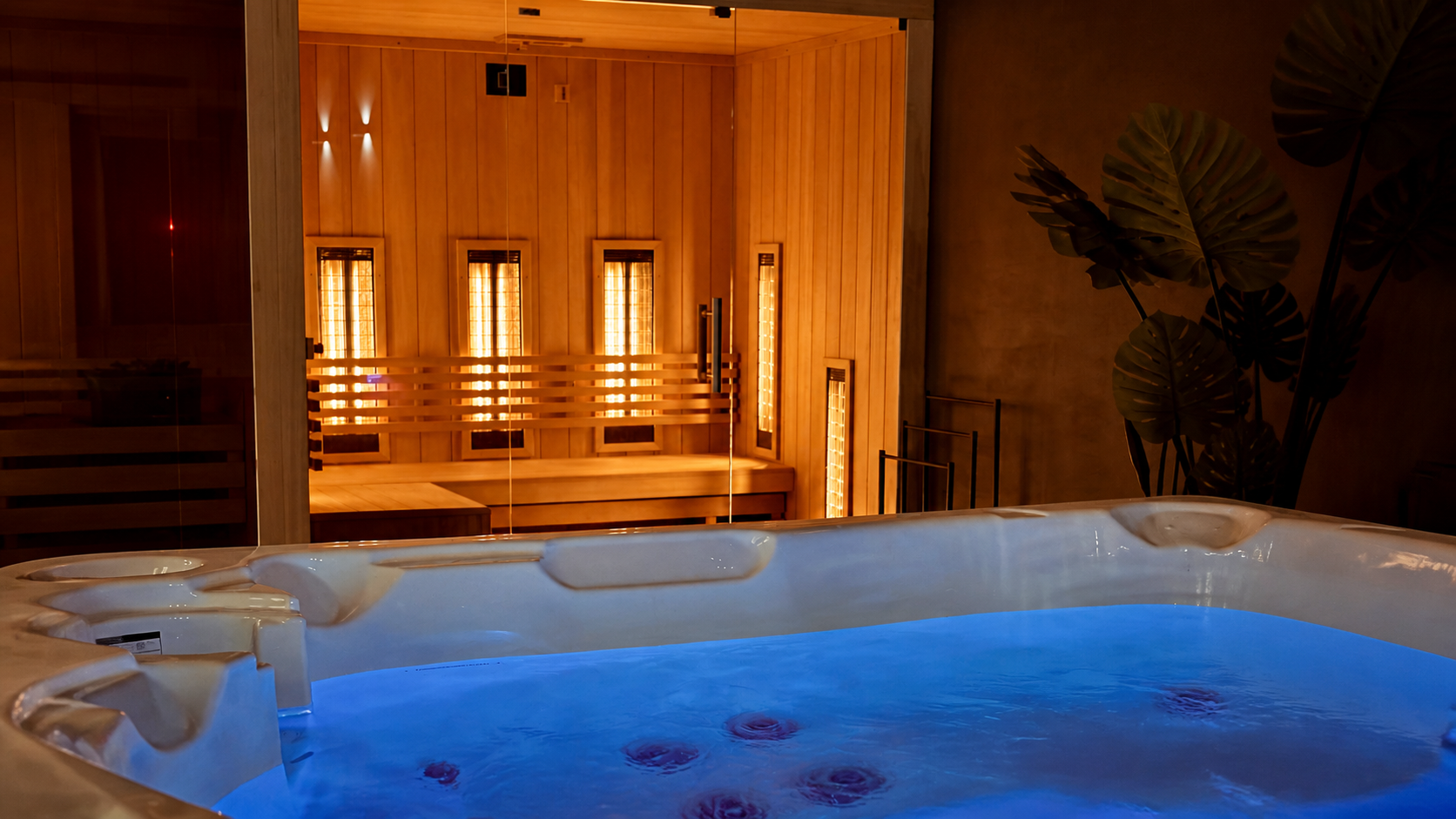 Tropikalny reset dla zestresowanego ciała: jak jacuzzi i sauna pomagają odzyskać spokój